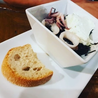 Fideos negros con chipirones y alioli